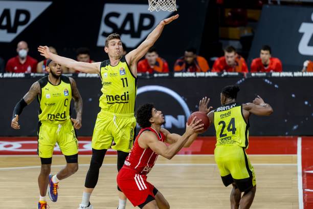 由希罗接球 由希罗接球